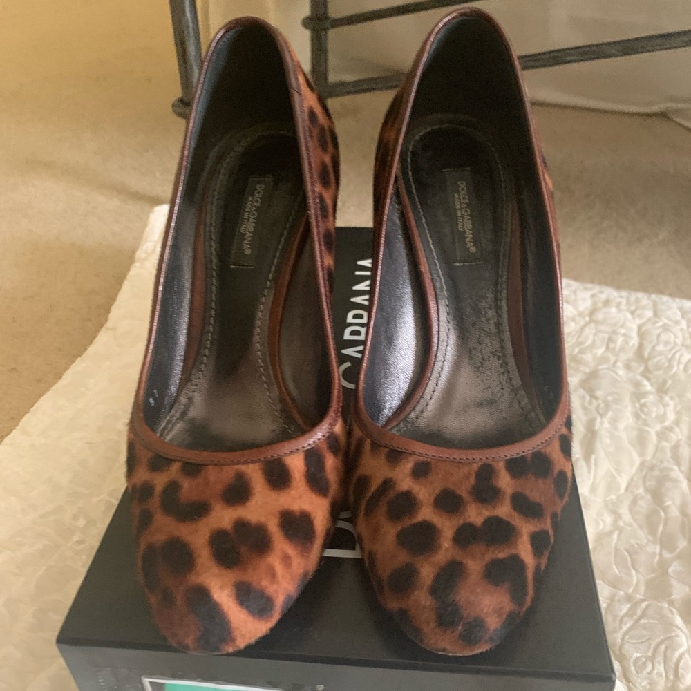 Dolce and Gabbana leopard pump sz 7